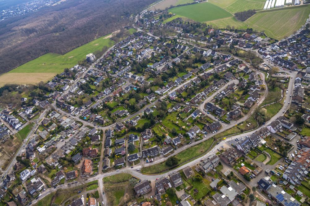 Duisburg from the bird's eye view: Single-family residential area of settlement entlong of Angermunof Strasse - Am Thelenbusch in the district Duisburg Sued in Duisburg in the state North Rhine-Westphalia, Germany