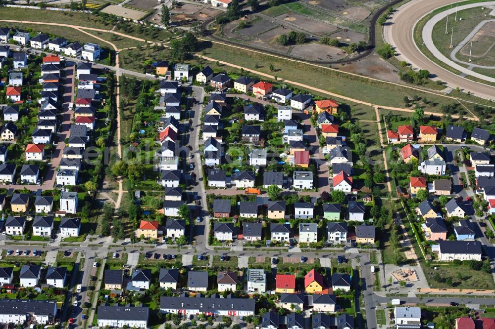 Aerial image Berlin - Single-family residential area of settlement along the Georg-Stern-Strasse - Frieda-Rosenthal-Strasse in the district Karlshorst in Berlin, Germany