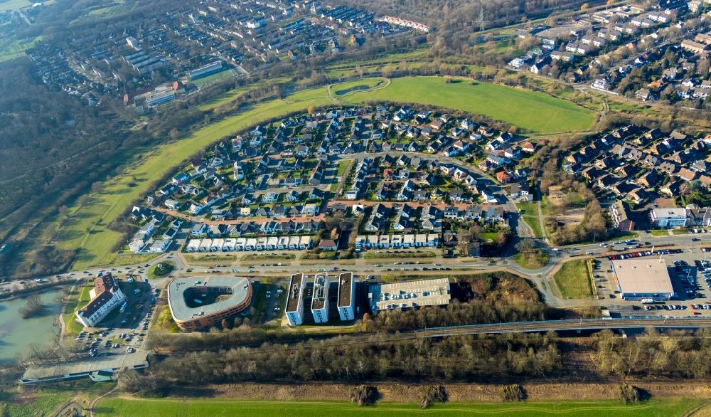 Duisburg from the bird's eye view: Single-family residential area of settlement along the Heinz-Troekes-Strasse - Johannes-Molzahn-Strasse overlooking the office buildings of the Infineon Technologies AG and the Xella International GmbH in Duisburg in the state North Rhine-Westphalia, Germany