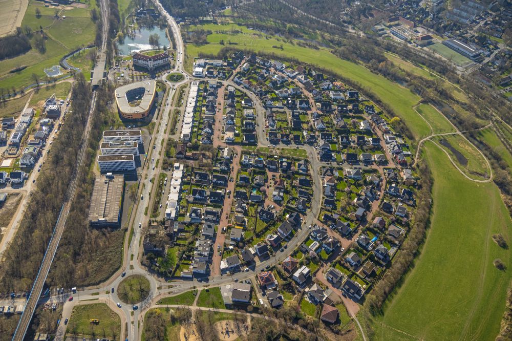 Aerial image Duisburg - single-family residential area of settlement along the Heinz-Troekes-Strasse - Johannes-Molzahn-Strasse overlooking the office buildings of the Infineon Technologies AG and the Xella International GmbH in Duisburg at Ruhrgebiet in the state North Rhine-Westphalia, Germany