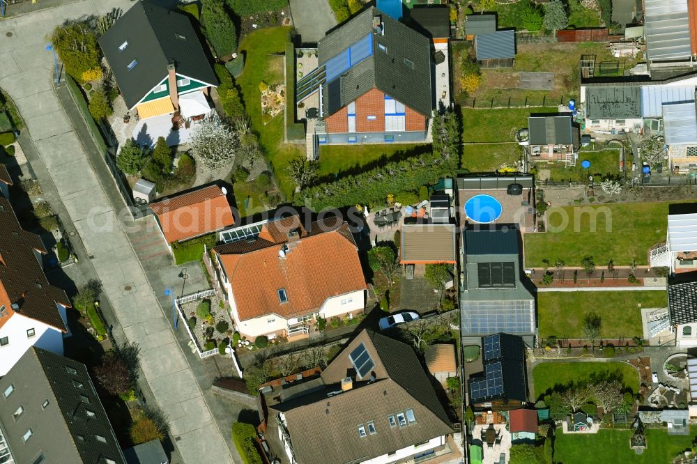 Bernau from above - Single-family residential area of settlement along the Julian- Marchlewski-Strasse in Bernau in the state Brandenburg, Germany