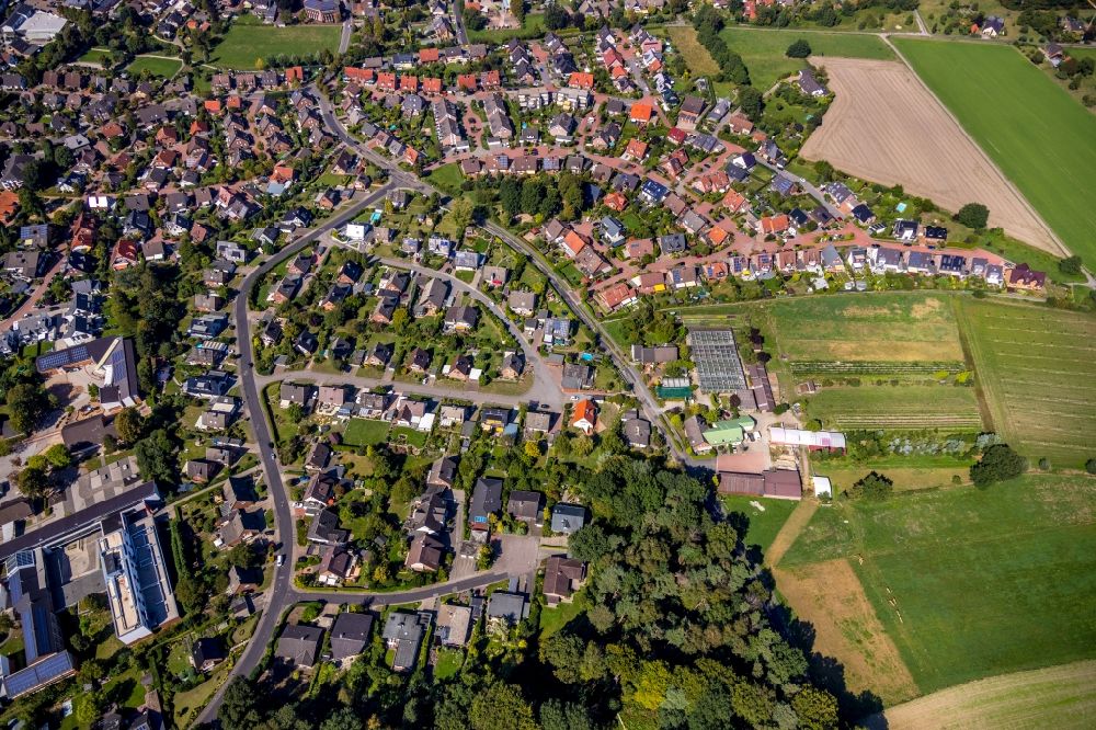 Hünxe from the bird's eye view: Single-family residential area of settlement along the Klever Str. in Huenxe in the state North Rhine-Westphalia, Germany