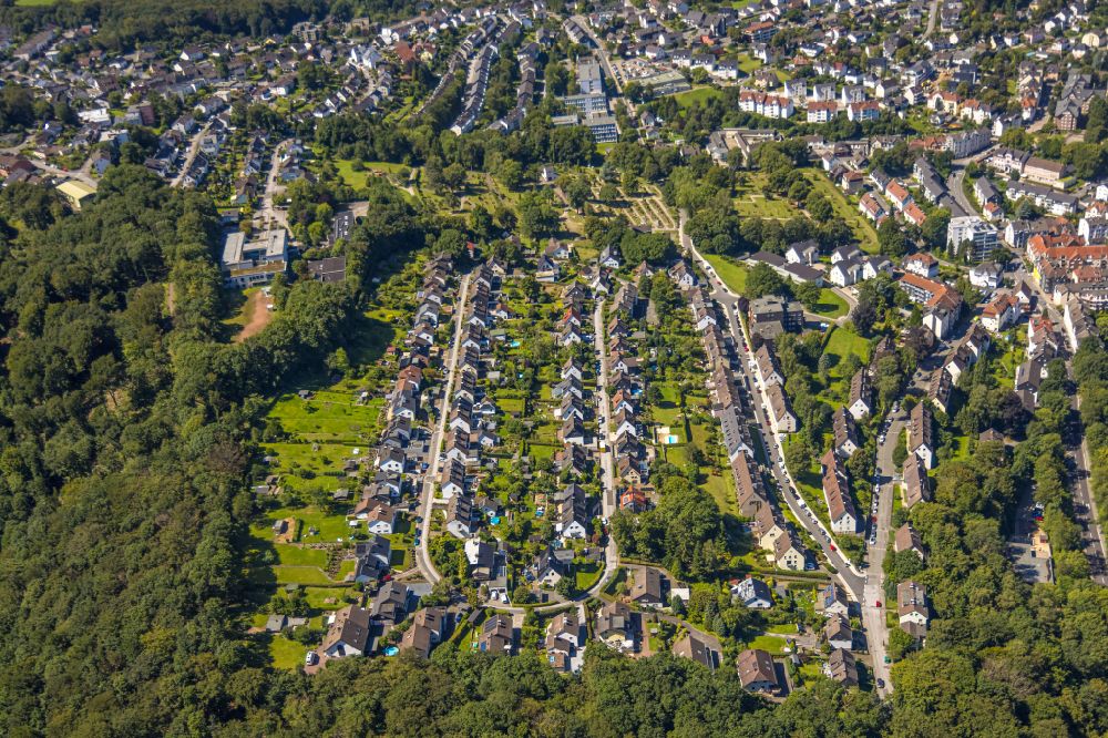 Ennepetal from the bird's eye view: Single-family residential area of settlement along the Leibnizstrasse in Ennepetal in the state North Rhine-Westphalia, Germany