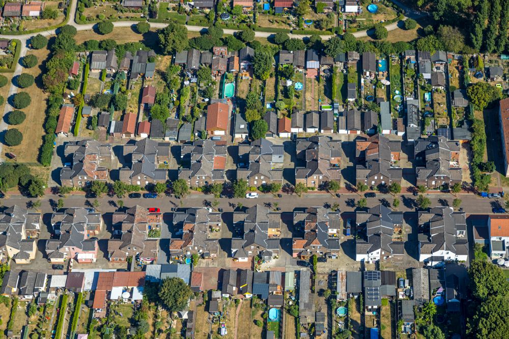 Essen from the bird's eye view: Single-family residential area of settlement on street Wildstrasse in the district Vogelheim in Essen at Ruhrgebiet in the state North Rhine-Westphalia, Germany