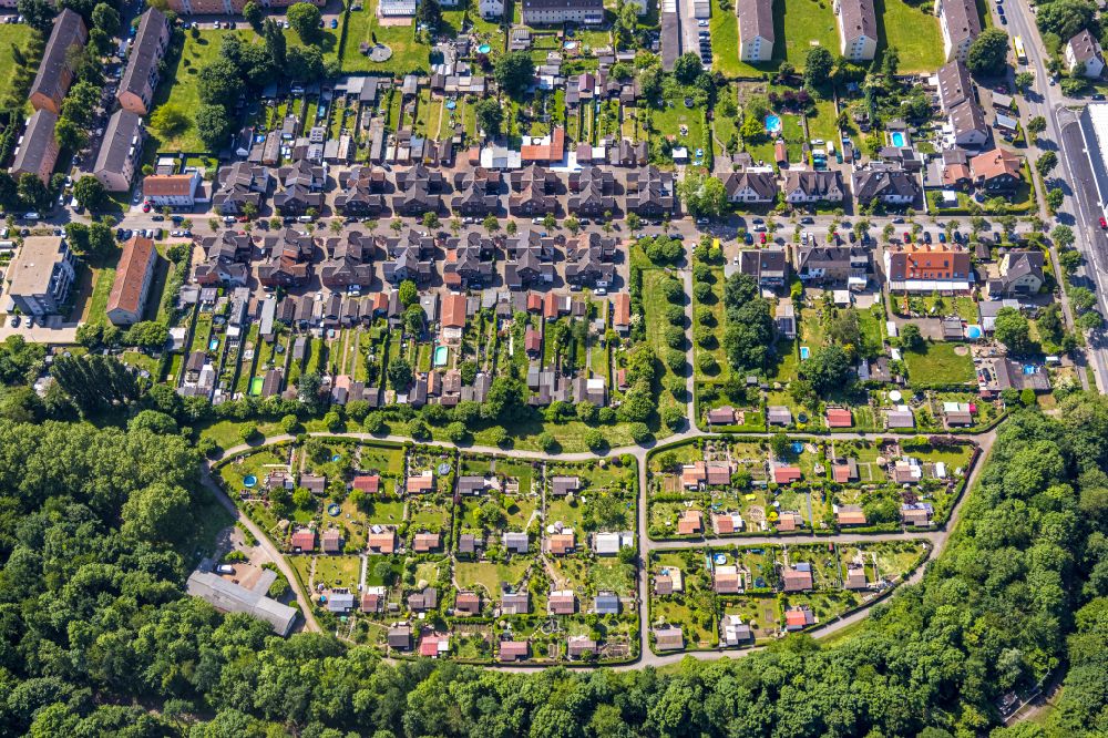 Essen from the bird's eye view: Single-family residential area of settlement on street Wildstrasse in the district Vogelheim in Essen at Ruhrgebiet in the state North Rhine-Westphalia, Germany
