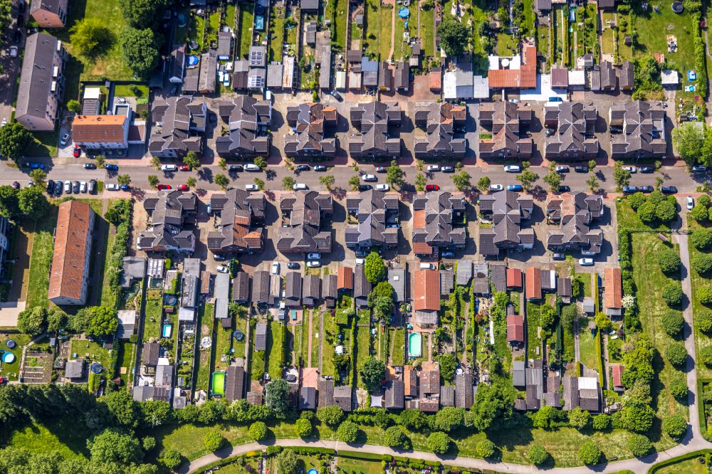 Aerial photograph Essen - Single-family residential area of settlement on street Wildstrasse in the district Vogelheim in Essen at Ruhrgebiet in the state North Rhine-Westphalia, Germany