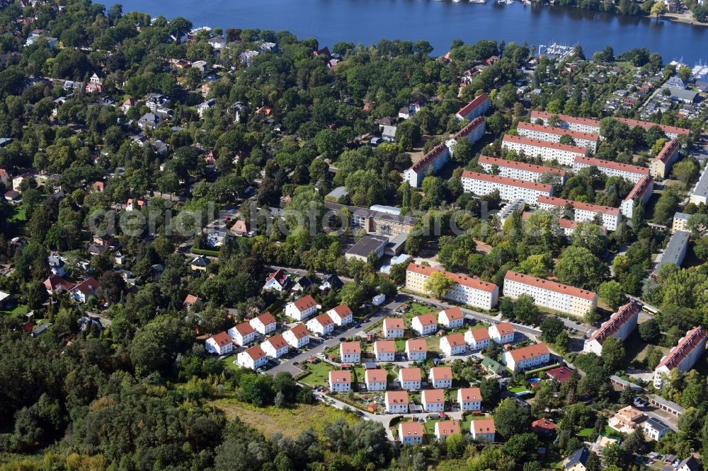 Aerial image Berlin - Single-family residential area of settlement on Feldblumenweg - Gruene Trift - Sommerwiesenweg - Am Stadtforst in the district Koepenick in Berlin, Germany