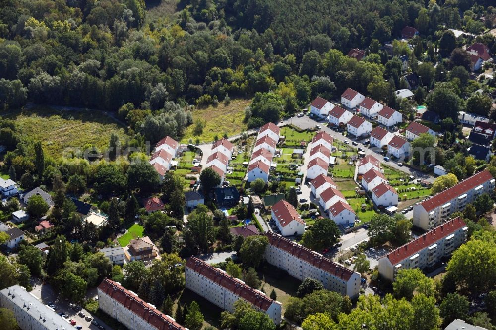 Aerial photograph Berlin - Single-family residential area of settlement on Feldblumenweg - Gruene Trift - Sommerwiesenweg - Am Stadtforst in the district Koepenick in Berlin, Germany