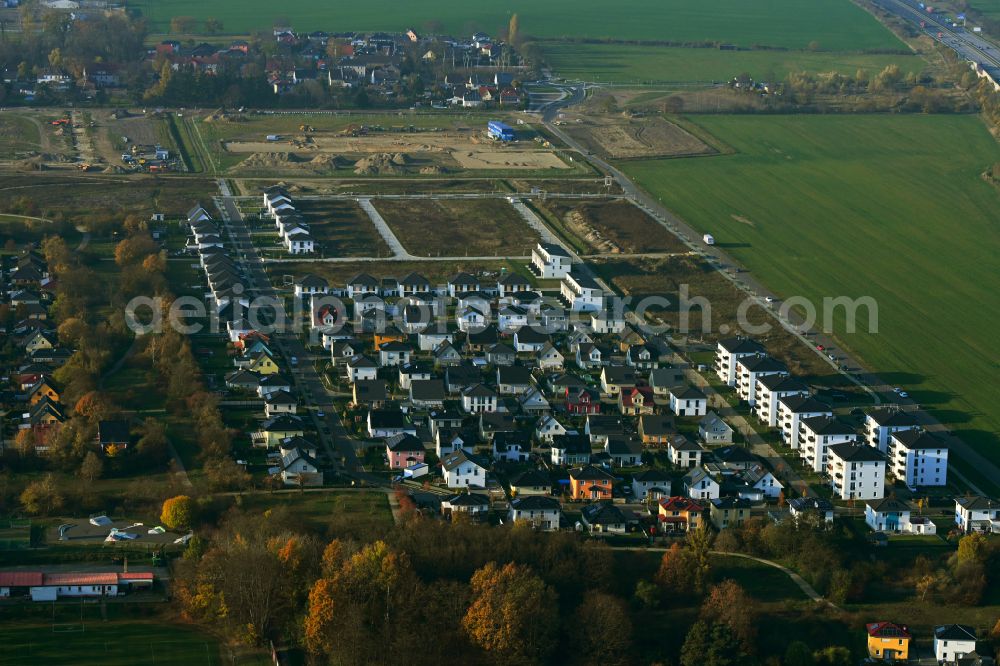 Neuenhagen from the bird's eye view: Single-family residential area of settlement on Gruscheweg in Neuenhagen in the state Brandenburg, Germany