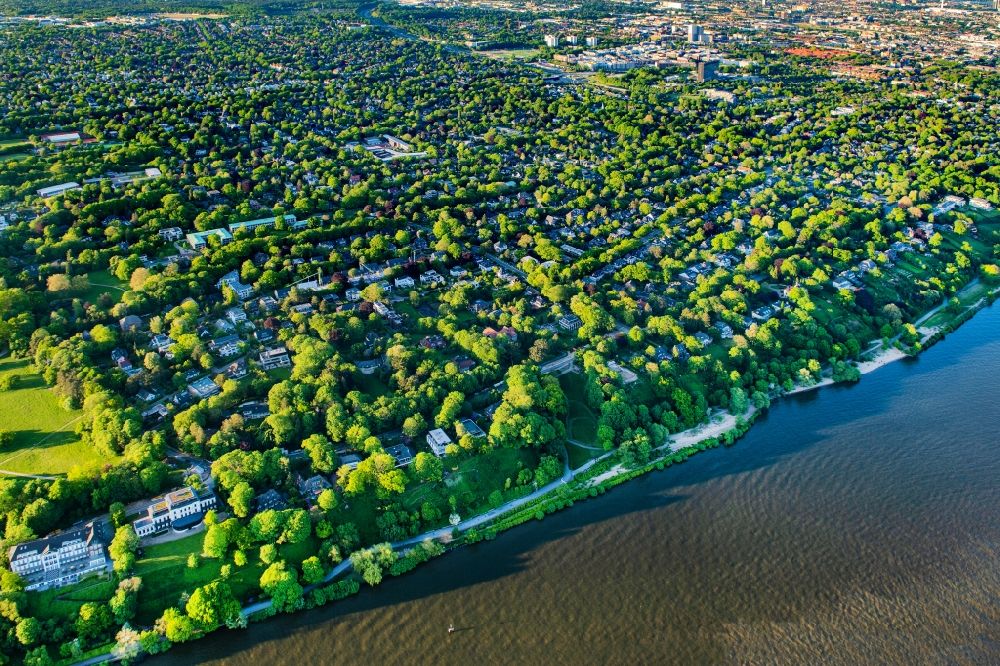 Hamburg from the bird's eye view: Single-family residential area of settlement on Hans-Leip-Ufer along the Elbchaussee in the district Othmarschen in Hamburg, Germany