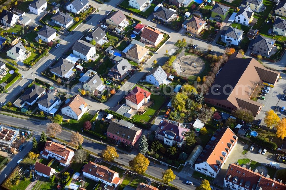 Aerial image Berlin - Single-family residential area of settlement Am Hechtgraben in the district Wartenberg in Berlin, Germany