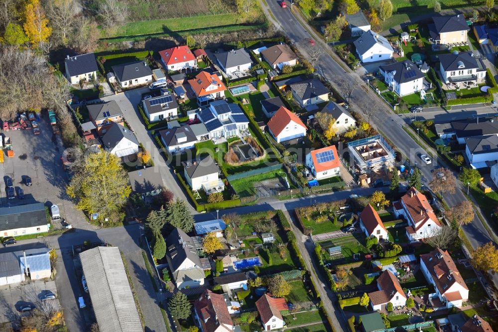 Berlin from above - Single-family residential area of settlement Am Hechtgraben in the district Wartenberg in Berlin, Germany