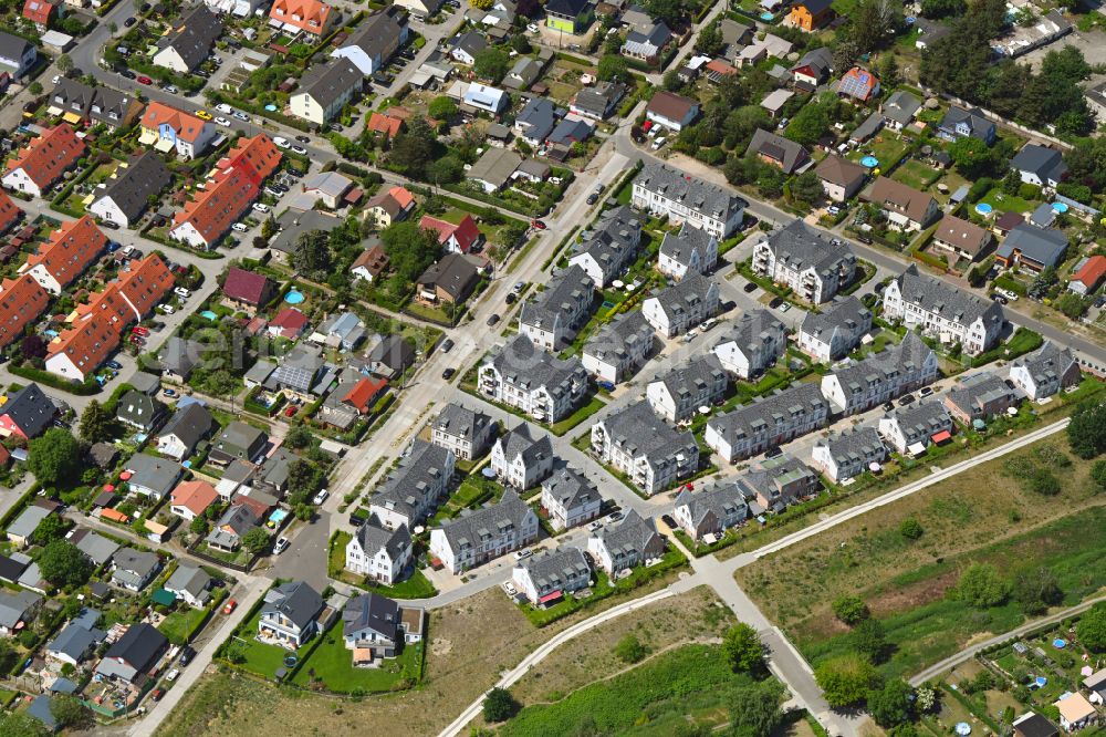 Aerial photograph Berlin - Residential area of detached housing estate Moewenweg - Gruene Aue in the district Biesdorf in Berlin, Germany