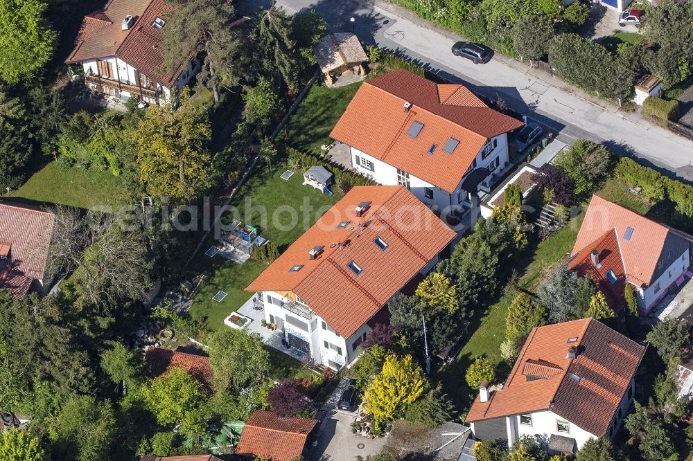 Aerial photograph Oberhaching - Single-family residential area of settlement Waldstrasse - Sauerlacher Strasse in the district Deisenhofen in Oberhaching in the state Bavaria, Germany