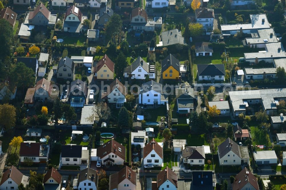 Berlin from the bird's eye view: Single-family residential area of settlement on Malchower Strasse corner Privatstrasse in the district Hohenschoenhausen in Berlin, Germany