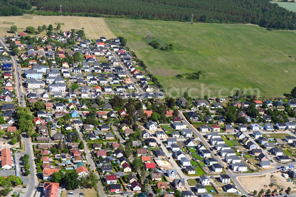 Bernau from the bird's eye view: Single-family residential area of settlement on Wolfgang-Knabe-Strasse in the district Schoenow in the district Schoenow in Bernau in the state Brandenburg, Germany