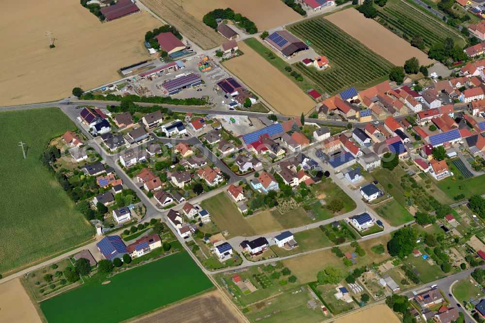 Aerial photograph Bergtheim - Single-family residential area of settlement on the edge of agricultural fields in Bergtheim in the state Bavaria, Germany