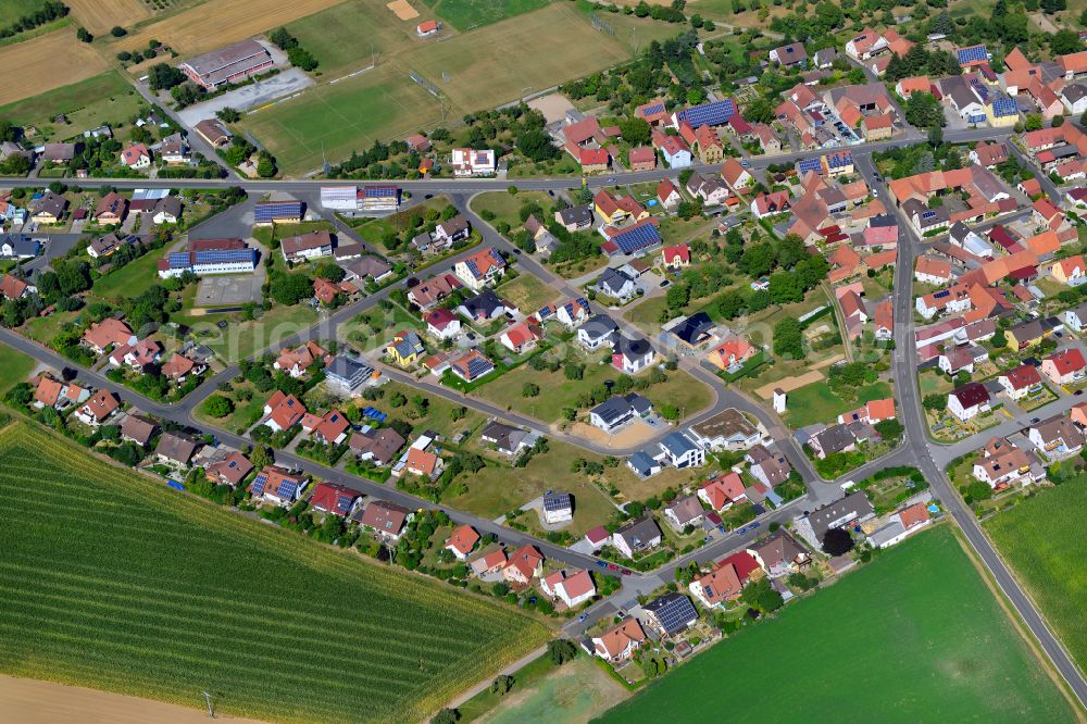 Erbshausen-Sulzwiesen from the bird's eye view: Single-family residential area of settlement on the edge of agricultural fields in Erbshausen-Sulzwiesen in the state Bavaria, Germany