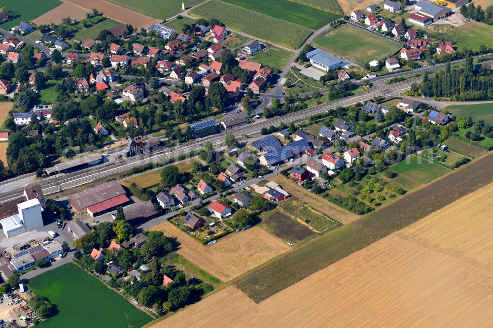 Geroldshausen from above - Single-family residential area of settlement on the edge of agricultural fields in Geroldshausen in the state Bavaria, Germany