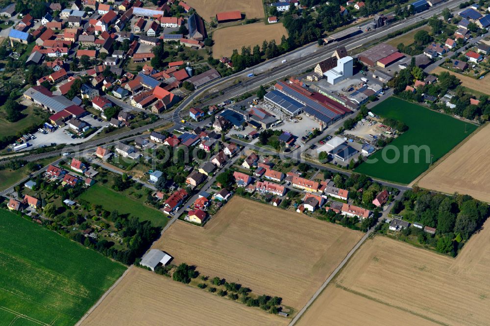 Geroldshausen from the bird's eye view: Single-family residential area of settlement on the edge of agricultural fields in Geroldshausen in the state Bavaria, Germany