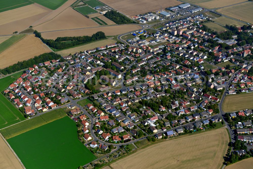 Giebelstadt from the bird's eye view: Single-family residential area of settlement on the edge of agricultural fields in Giebelstadt in the state Bavaria, Germany