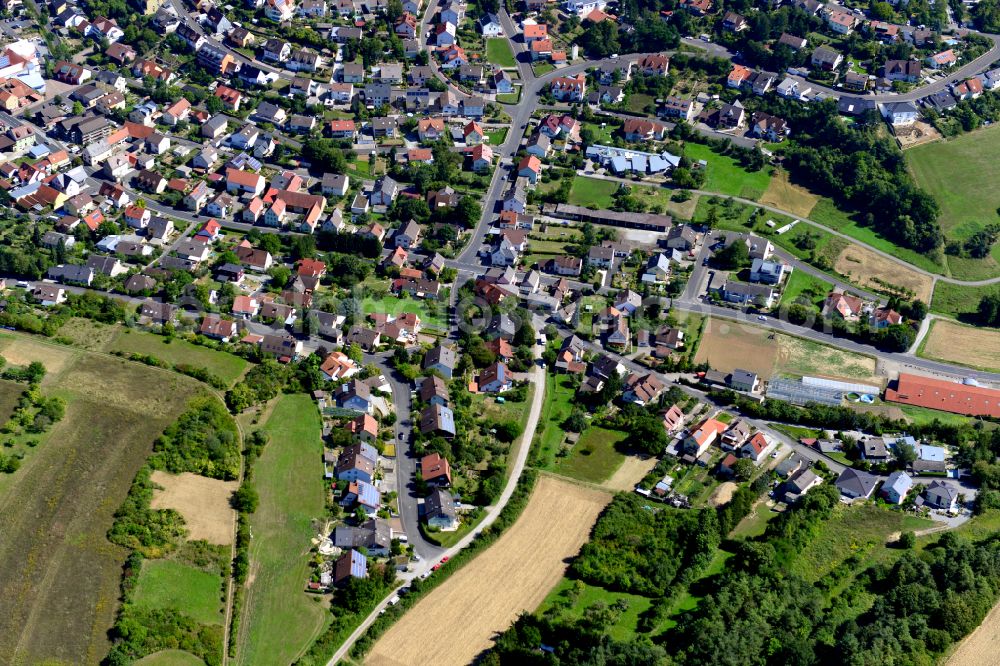 Aerial photograph Güntersleben - Single-family residential area of settlement on the edge of agricultural fields in Güntersleben in the state Bavaria, Germany