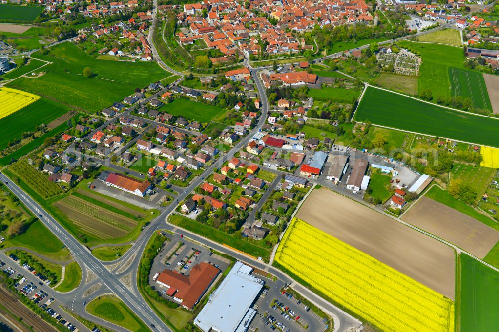 Aerial photograph Hellmitzheim - Single-family residential area of settlement on the edge of agricultural fields in Hellmitzheim in the state Bavaria, Germany
