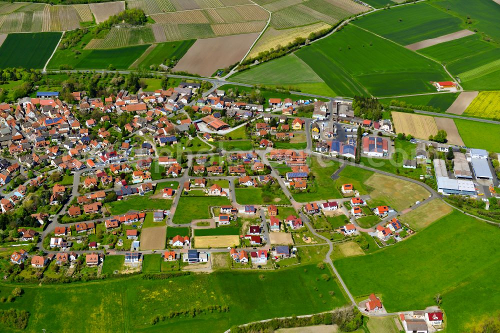 Markt Einersheim from the bird's eye view: Single-family residential area of settlement on the edge of agricultural fields in Markt Einersheim in the state Bavaria, Germany
