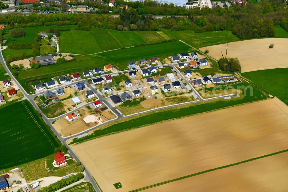 Aerial photograph Marktbreit - Single-family residential area of settlement on the edge of agricultural fields in Marktbreit in the state Bavaria, Germany