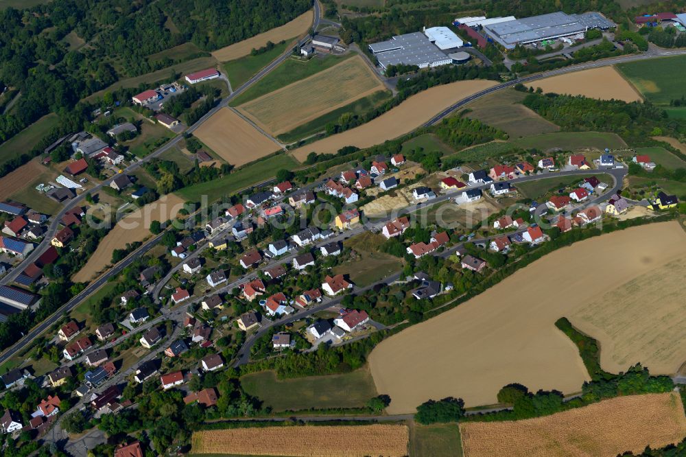 Aerial photograph Röttingen - Single-family residential area of settlement on the edge of agricultural fields in Röttingen in the state Bavaria, Germany