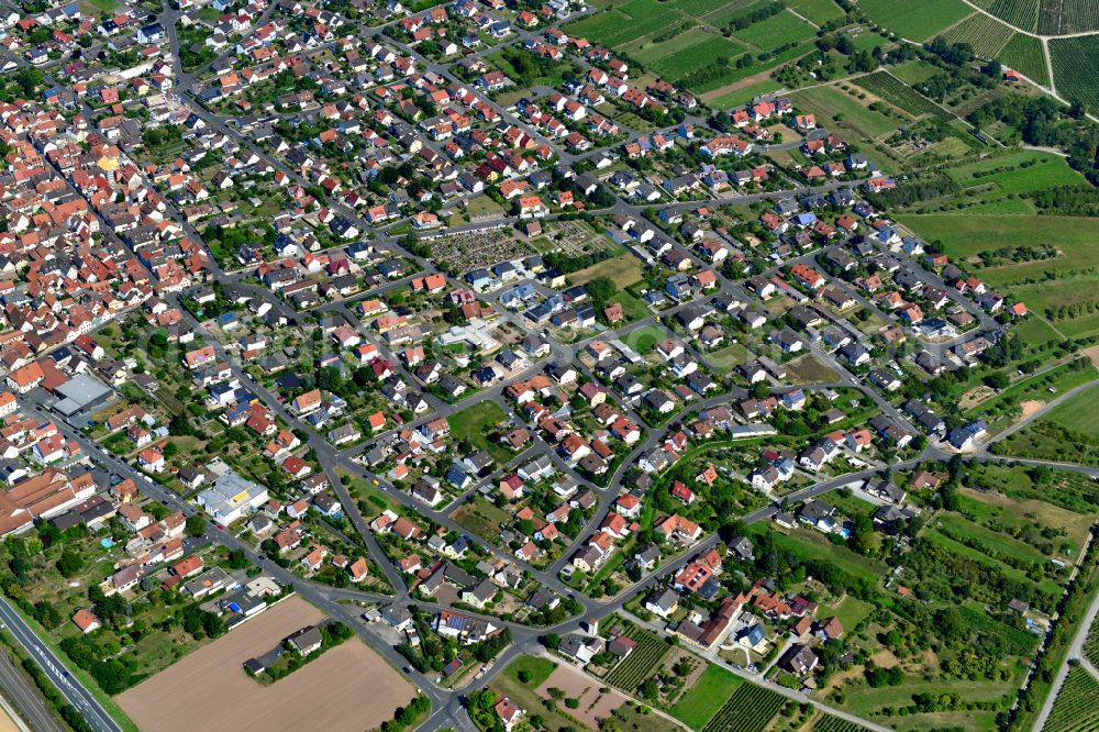 Thüngersheim from the bird's eye view: Single-family residential area of settlement on the edge of agricultural fields in Thüngersheim in the state Bavaria, Germany