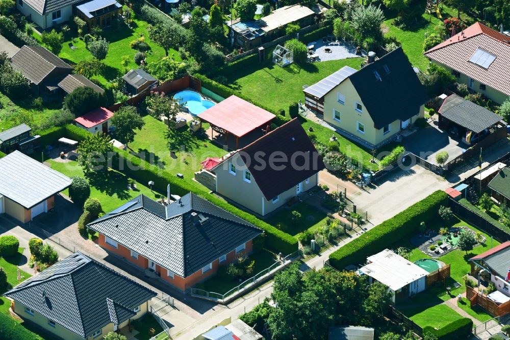 Rüdersdorf from the bird's eye view: Residential area of single-family settlement on Priesterweg in Ruedersdorf in the state Brandenburg, Germany