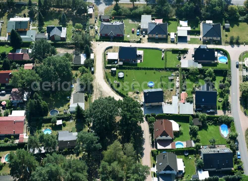Schönwalde-Glien from the bird's eye view: Single-family residential area of settlement in the street am Kraemerwald in Schoenwalde-Glien in the state Brandenburg