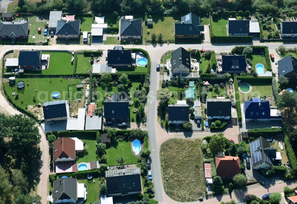 Aerial image Schönwalde-Glien - Single-family residential area of settlement in the street am Kraemerwald in Schoenwalde-Glien in the state Brandenburg