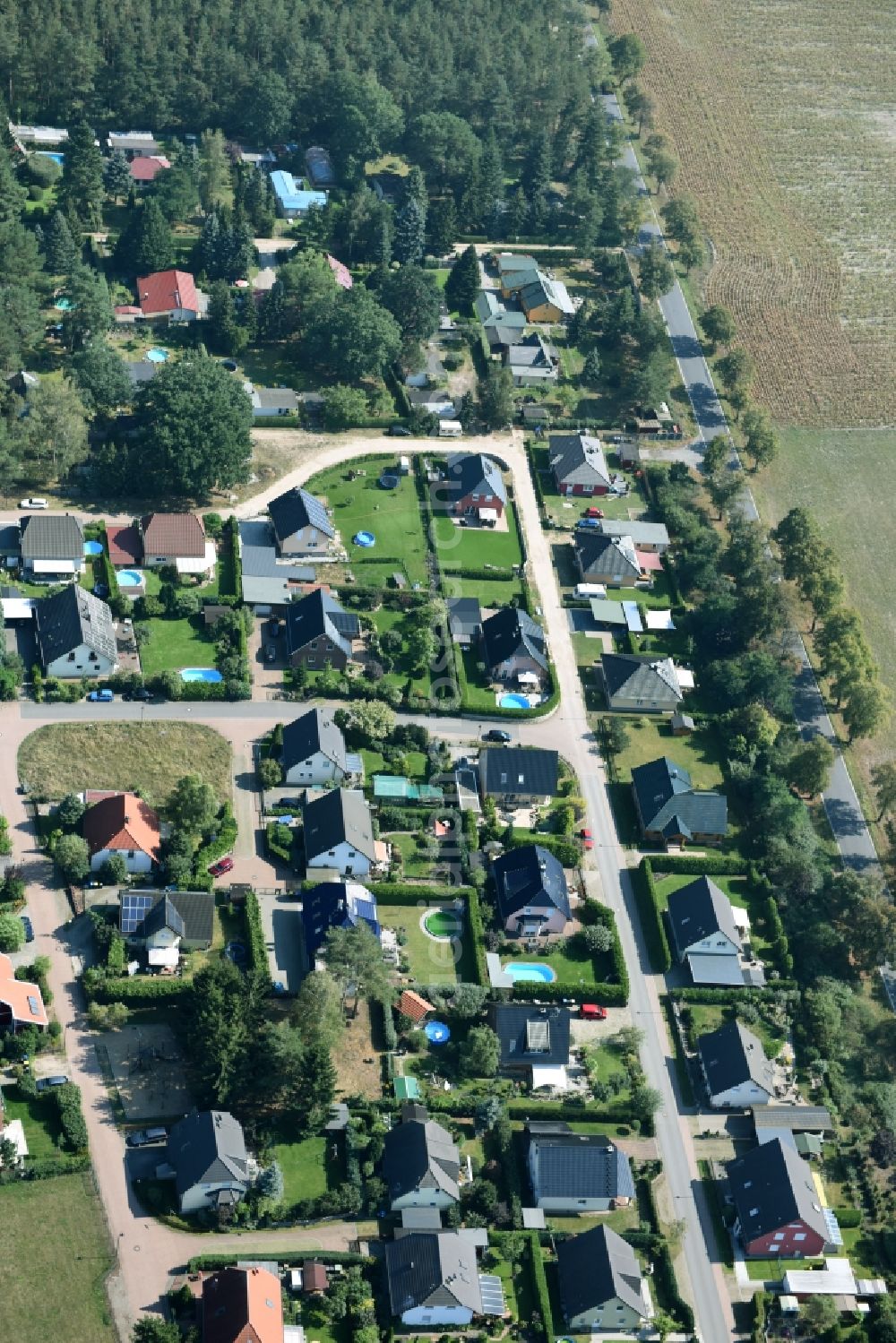 Schönwalde-Glien from above - Single-family residential area of settlement in the street am Kraemerwald in Schoenwalde-Glien in the state Brandenburg