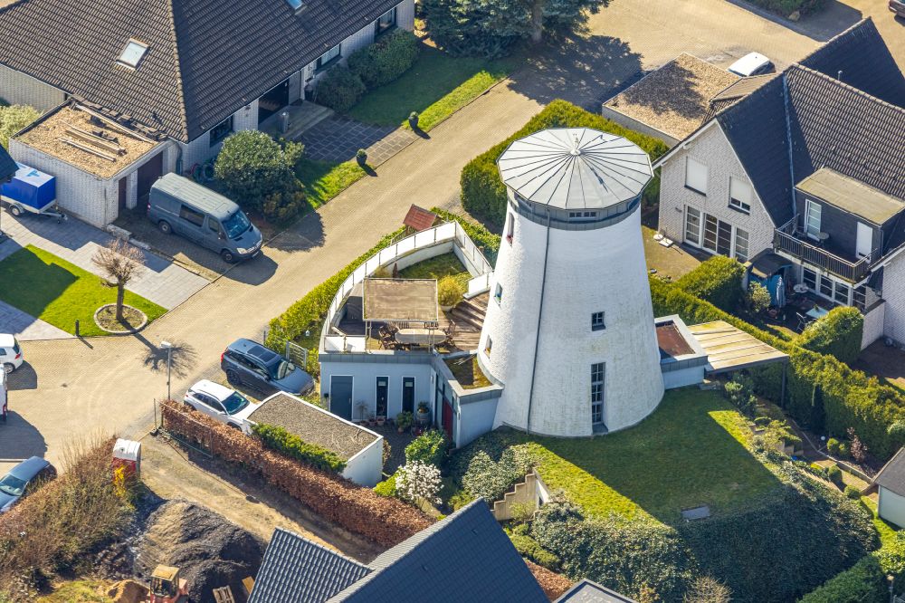 Aerial photograph Wesel - Residential area of a single-family dwelling settlement with a converted windmill to a single-family dwelling in Wesel in the federal state North Rhine-Westphalia