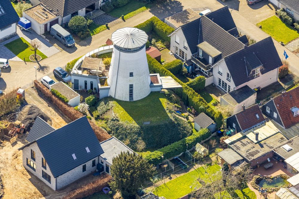 Wesel from above - Residential area of a single-family dwelling settlement with a converted windmill to a single-family dwelling in Wesel in the federal state North Rhine-Westphalia