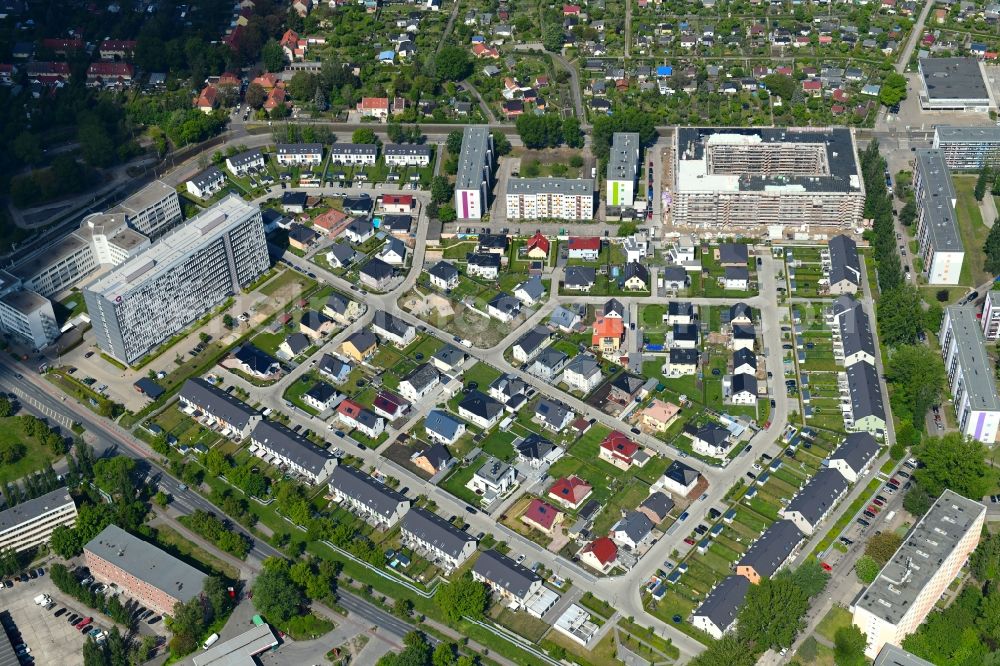 Aerial image Berlin - Single-family residential area of settlement Wartenberger Strasse - Jutta-Langenau-Strasse - Helga-Haase-Strasse in the district Hohenschoenhausen in Berlin, Germany