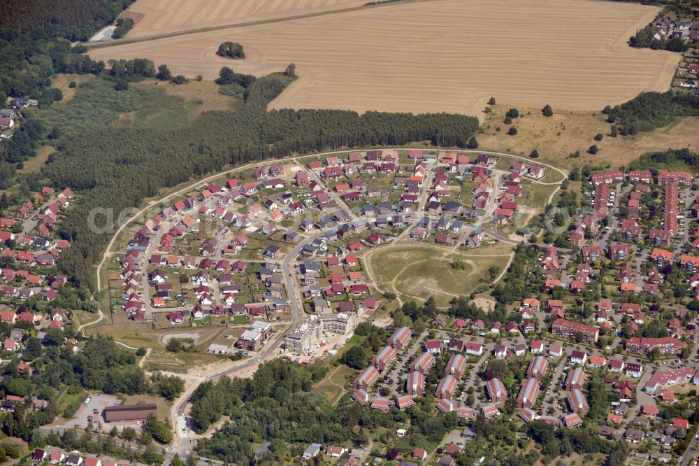 Schwerin from the bird's eye view: Single-family residential area of settlement Wohngebietspark West in Schwerin in the state Mecklenburg - Western Pomerania, Germany