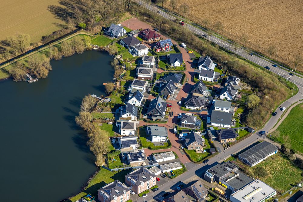 Rees from the bird's eye view: Single-family residential area Am See on a lake in the Northeast of Rees in the state of North Rhine-Westphalia