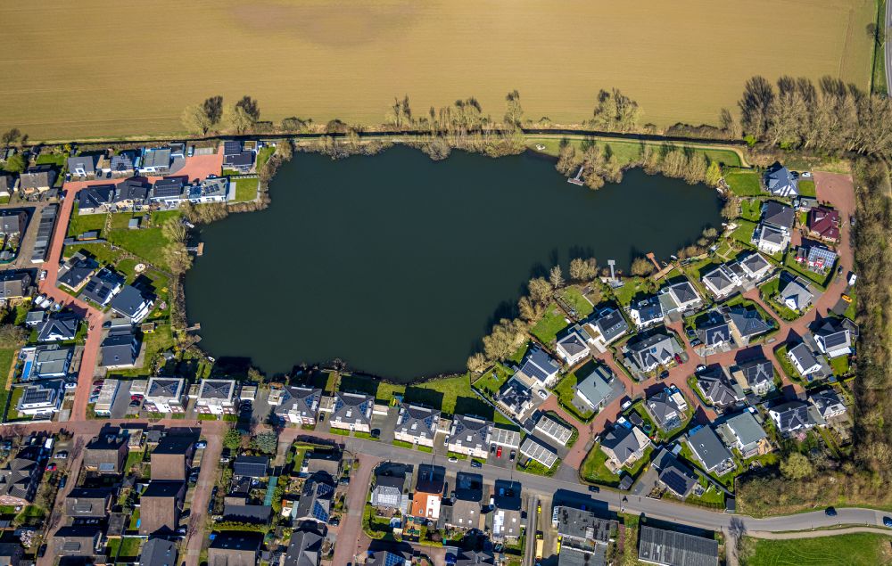 Aerial image Rees - Single-family residential area Am See on a lake in the Northeast of Rees in the state of North Rhine-Westphalia