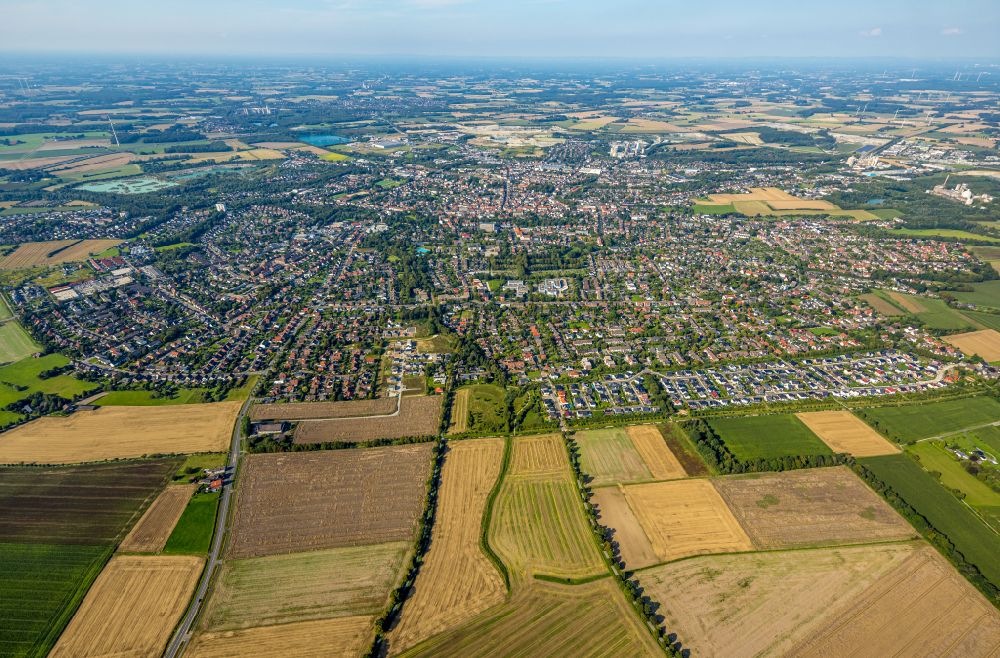 Aerial photograph Beckum - Residential areas on the edge of agricultural land in Beckum Muensterland in the state North Rhine-Westphalia, Germany