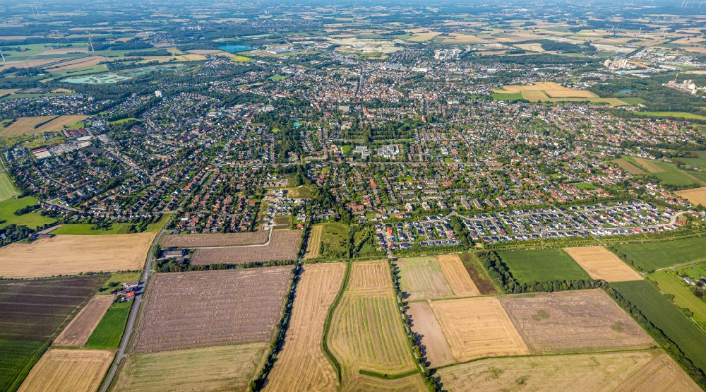 Beckum from the bird's eye view: Residential areas on the edge of agricultural land in Beckum Muensterland in the state North Rhine-Westphalia, Germany