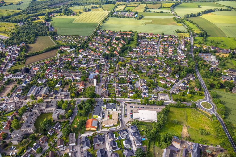 Aerial image Bönen - Residential areas on the edge of agricultural land on street Paul-Weniger-Strasse - Jaegerstrasse in the district Altenboegge in Boenen at Ruhrgebiet in the state North Rhine-Westphalia, Germany