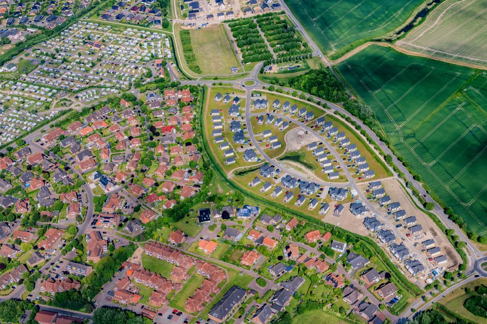 Büsum from above - Residential areas on the edge of agricultural land on street An de Noordkant in Buesum in the state Schleswig-Holstein, Germany