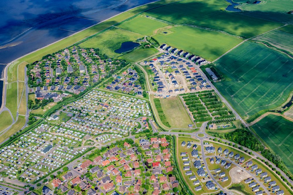 Büsum from the bird's eye view: Residential areas on the edge of agricultural land on street An de Noordkant in Buesum in the state Schleswig-Holstein, Germany