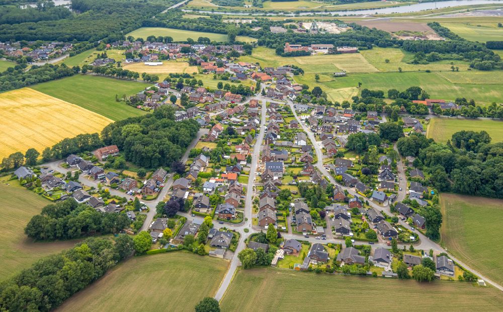 Freiheit from the bird's eye view: Residential areas on the edge of agricultural land in Freiheit in the state North Rhine-Westphalia, Germany
