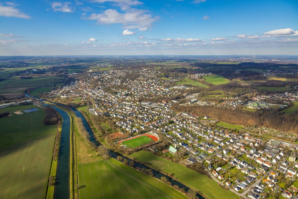 Aerial image Fröndenberg/Ruhr - Residential areas on the edge of agricultural land in Froendenberg/Ruhr at Sauerland in the state North Rhine-Westphalia, Germany