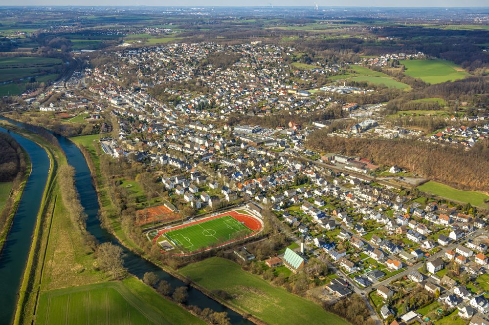 Aerial photograph Fröndenberg/Ruhr - Residential areas on the edge of agricultural land in Froendenberg/Ruhr at Sauerland in the state North Rhine-Westphalia, Germany