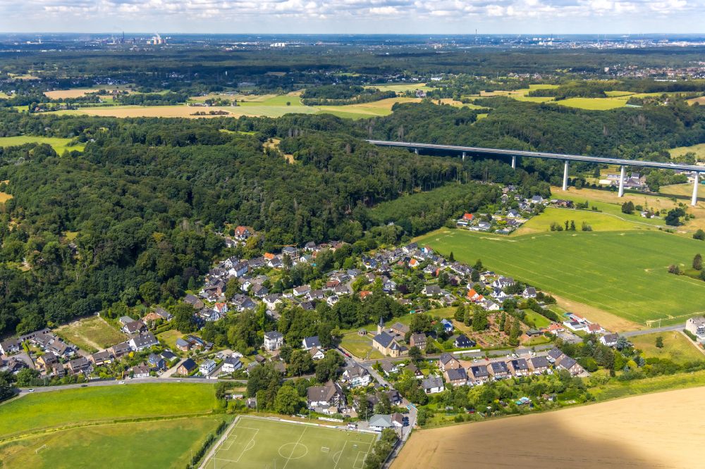 Aerial image Mintard - Residential areas on the edge of agricultural land in Mintard at Ruhrgebiet in the state North Rhine-Westphalia, Germany